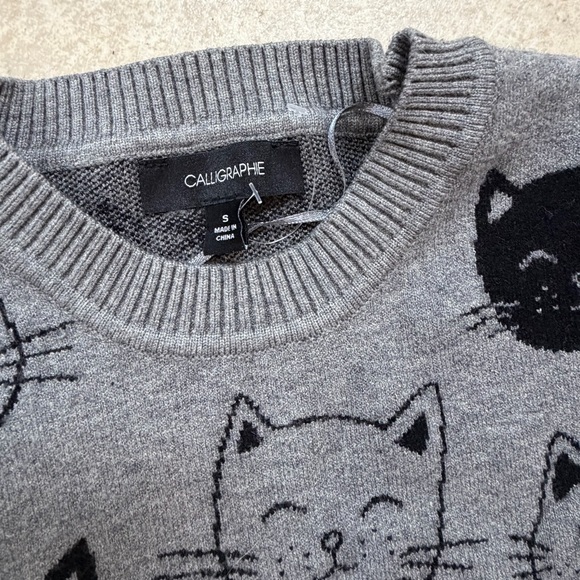 Women’s Gray Cat-Print Crewneck Sweater - Picture 2 of 3